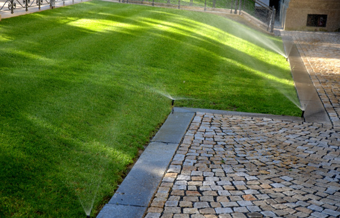 Gartenoase-Pflanzenbewaesserung Grüner Rasen mit Bewässerungssystem, Gartenoase Beregnungen Erlangen