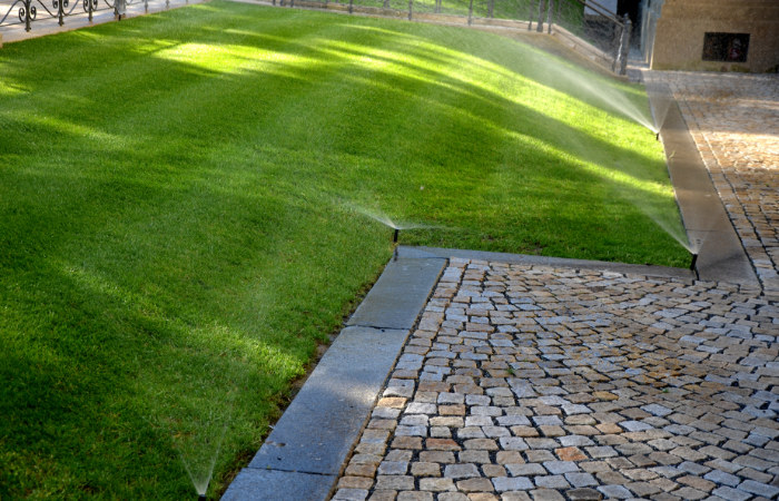 Grüner Rasen mit Bewässerungssystem, Gartenoase Beregnungen Erlangen